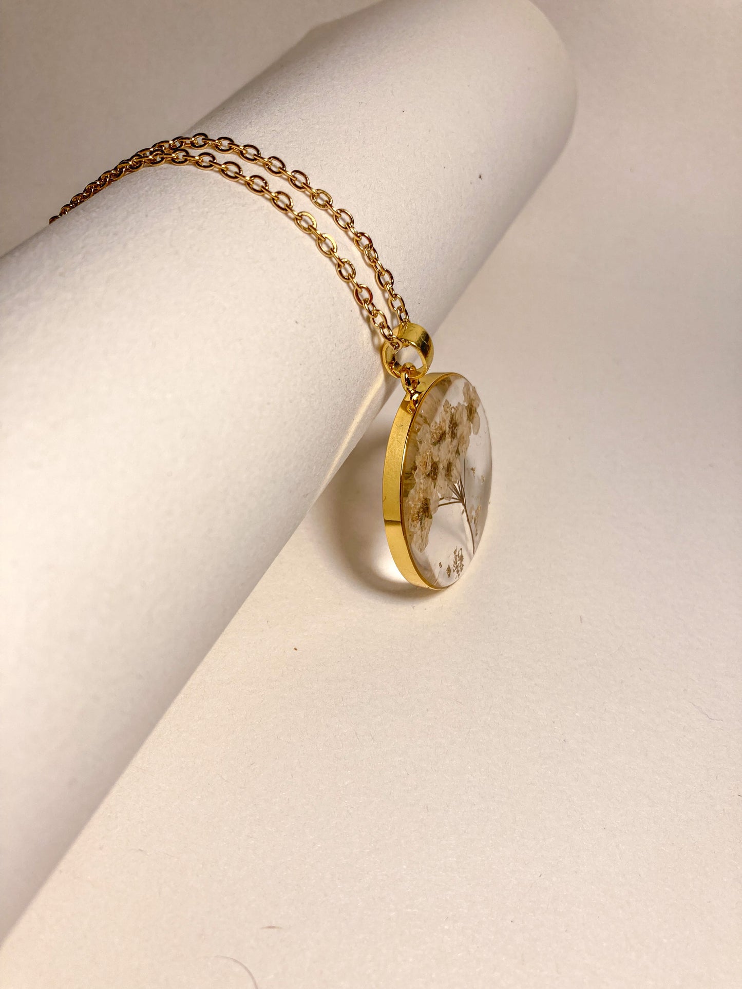 Pressed flower necklace - White Flower arrangements
