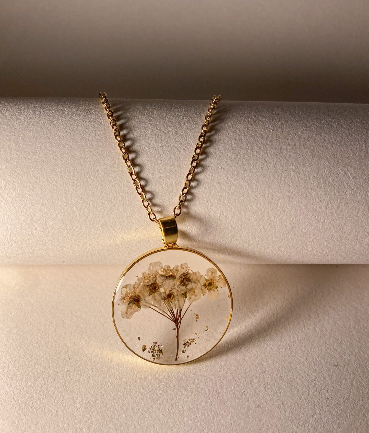 Pressed flower necklace - White Flower arrangements