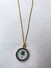 Laad afbeelding in Galerijviewer, Four-Leaf Clover Necklace | Real pressed flower
