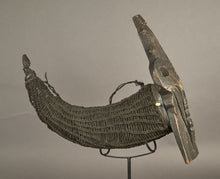 Load image into Gallery viewer, Medicine Horn, Sahan Naga Morsarang - Batak - Sumatra Indonesia - C.a. 1900 - Avalon - Plants, Gifts &amp; Antiques
