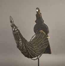Load image into Gallery viewer, Medicine Horn, Sahan Naga Morsarang - Batak - Sumatra Indonesia - C.a. 1900 - Avalon - Plants, Gifts &amp; Antiques
